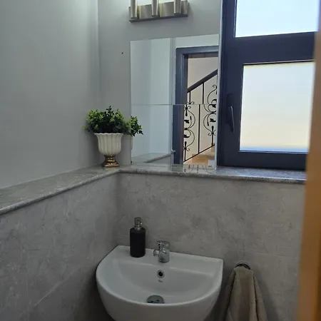 Mulberry - Kyrenia North Cyprus * Lapithos (Northern Cyprus)